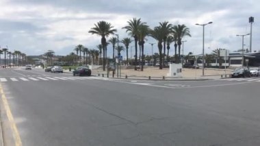 La-Pineda, İspanya Palmiye ağacının yanında boş bir sokak