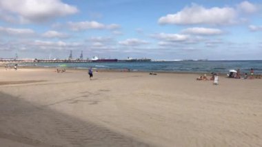 La-Pineda, İspanya, 25 Haziran 2019: Kumlu bir plajın tepesinde duran bir grup insan