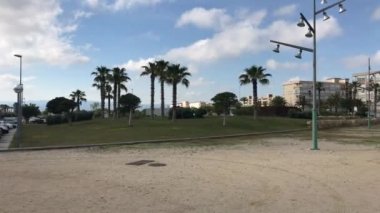 La-Pineda, İspanya Palmiye ağaçlı bir bina