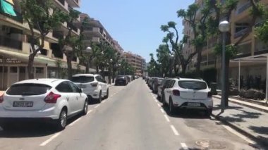 La-Pineda, İspanya, sokağın kenarına park edilmiş bir araba.