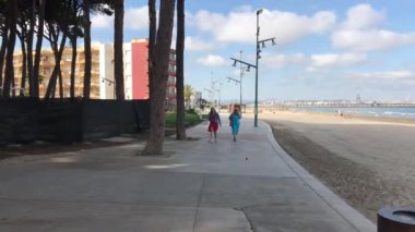 La-Pineda, İspanya, 25 Haziran 2019: Sokakta yürüyen biri