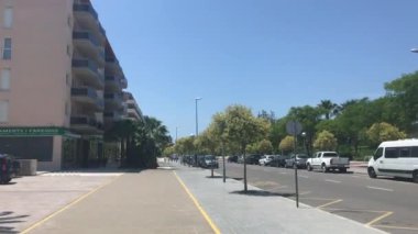 La-Pineda, İspanya, işlek bir caddeye yakın çekim