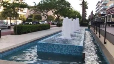 La-Pineda, İspanya, Binanın yanındaki su