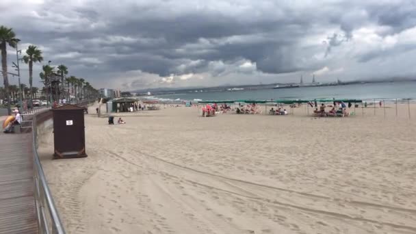 2018 년 6 월 25 일에 확인 함 . La-Pineda, Spain: a group of people on a beach — 비디오