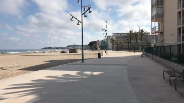 La-Pineda, Espagne, Une personne en skateboard sur le côté d'un bâtiment — Video