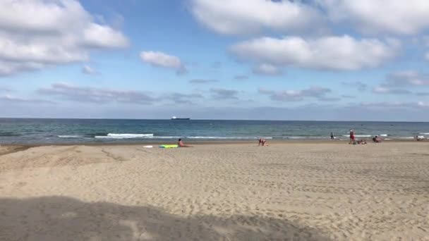 La-Pineda, Spanje, Een groep mensen die op een zandstrand staan — Stockvideo