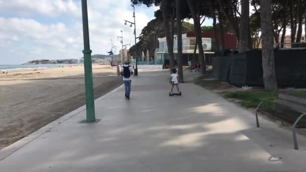 La-Pineda, España, 25 de junio de 2019: Una persona caminando por la calle — Vídeos de Stock