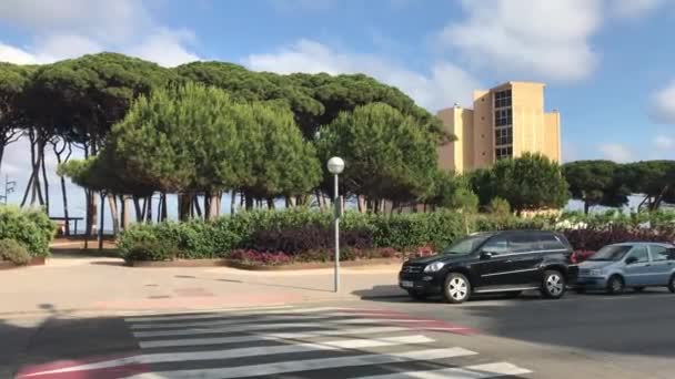 La-Pineda, Espanha, Um carro estacionado ao lado de uma estrada — Vídeo de Stock