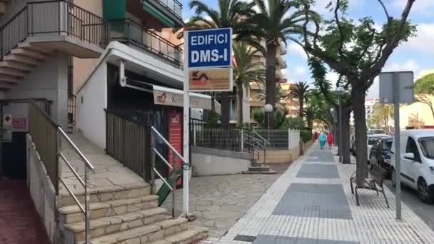 La-Pineda, Spanien, Ein Schild an der Seite eines Gebäudes — Stockvideo