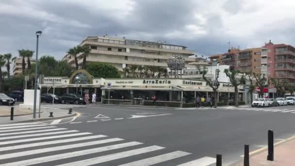 スペインのラ・ピネダ街の交差点の近く — ストック動画