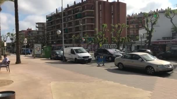 La-Pineda, Espagne, Une voiture garée dans une rue de la ville — Video