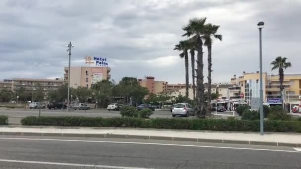 La-Pineda, España, Una señal al lado de una carretera — Vídeo de stock