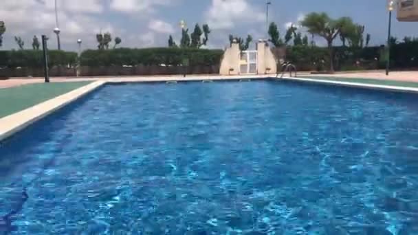 La-Pineda, Spanje, 25 juni 2019: Een groot zwembad met water — Stockvideo
