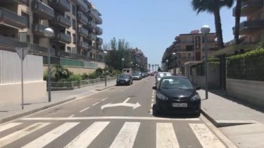 La-Pineda, İspanya, Şehir caddesindeki yaya geçidine yakın.