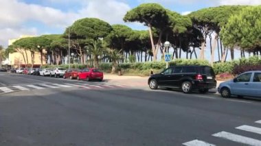 La-Pineda, İspanya, yol kenarına park edilmiş bir araba.