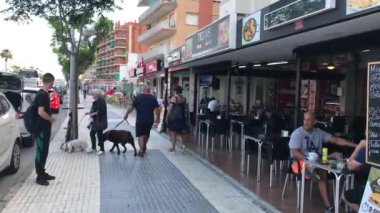 La-Pineda, İspanya, 25 Haziran 2019: Kaldırımda yürüyen bir grup insan