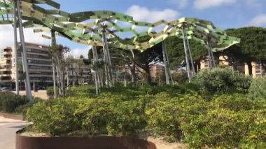 La-Pineda, İspanya, arka planda bir bina bulunan bir grup palmiye ağacı.