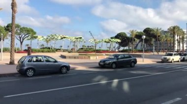 La-Pineda, İspanya, yol kenarına park edilmiş bir araba.