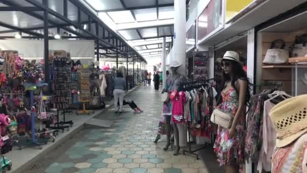 La-Pineda, Spanje, Een groep mensen in een winkel — Stockvideo