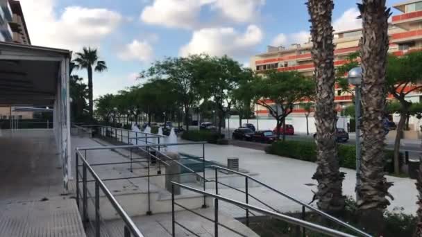 La-Pineda, Espagne, Un bâtiment à côté d'une clôture — Video