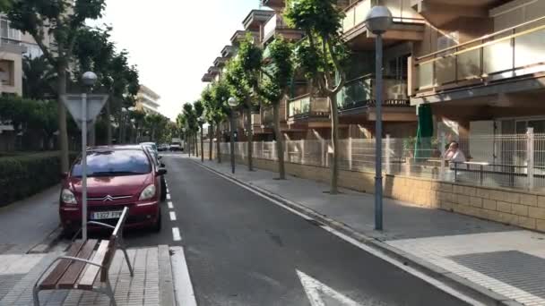 La-Pineda, Spanje, Een trein staat geparkeerd aan de zijkant van een gebouw — Stockvideo