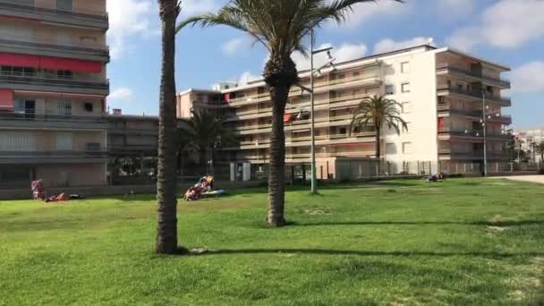 La-Pineda, Španělsko, velký trávník před budovou — Stock video