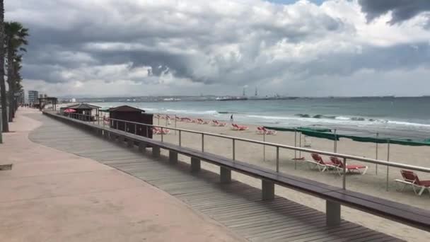 La-Pineda, Spagna, Un ponte su un specchio d'acqua — Video Stock