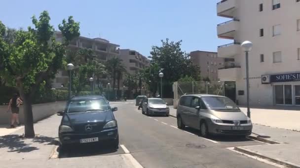 La-Pineda, Spanien, Ein Auto, das auf einer Straße in der Stadt geparkt ist — Stockvideo