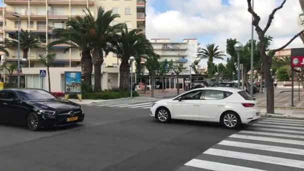 Ла-Пінеда, Іспанія, машина на міській вулиці — стокове відео