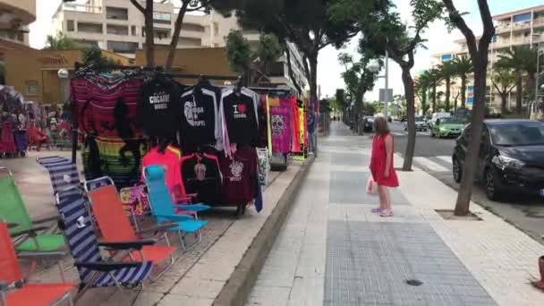 La-Pineda, Spanien, 25. Juni 2019: Eine Gruppe von Menschen auf einem Bürgersteig — Stockvideo