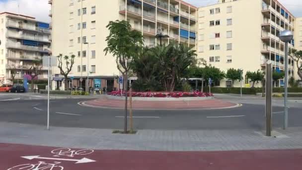 La-Pineda, Spanien, En hög byggnad i en stad — Stockvideo