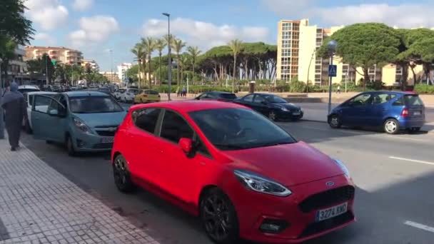 La-Pineda, Spanien, En bil parkerad på en stadsgata — Stockvideo