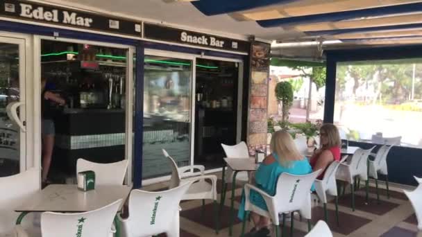 La-Pineda, Spanyolország, 2019. június 25.: Egy étkezőasztal az ablak előtt — Stock videók