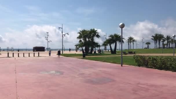 La-Pineda, Spanyolország, piros téglás játszótér a tenger előtt — Stock videók