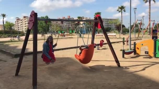 Ла-Пінеда, Іспанія, 25 червня 2019: людина їде на гойдалці в парку. — стокове відео