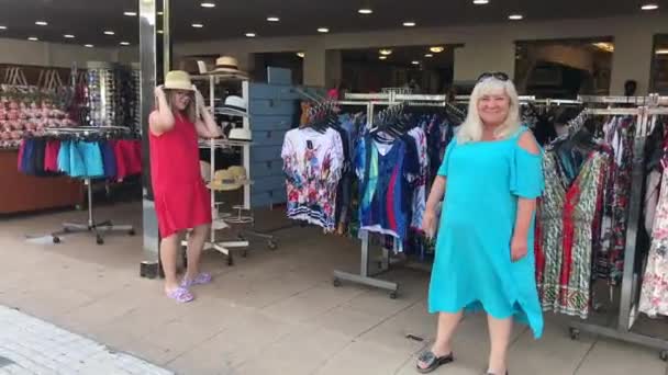 La-Pineda, España, 25 de junio de 2019: Un grupo de personas de pie frente a una tienda — Vídeos de Stock