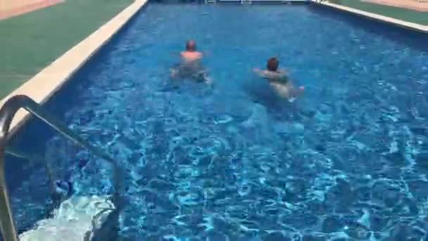 Ла-Пінеда, Іспанія, 25 червня 2019: Людина, що плаває у калюжі води — стокове відео