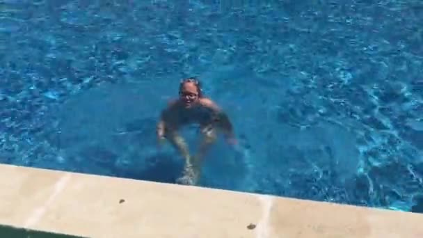 La-Pineda, Espanha, 25 de junho de 2019: Uma pessoa em uma piscina de água — Vídeo de Stock