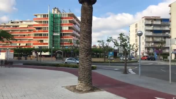 La-Pineda, Espagne, Une route avec un bâtiment au milieu de la rue — Video