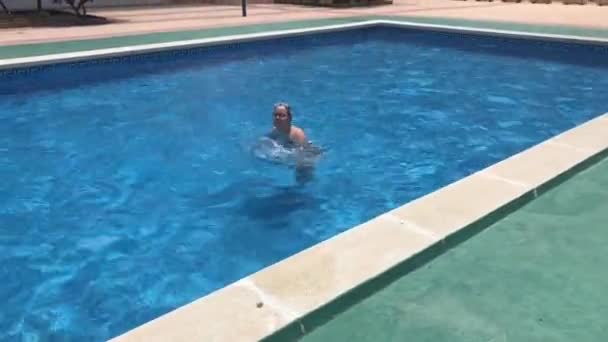 2019年6月25日スペイン・ラ・ピネダ:プールで泳ぐ人々 — ストック動画