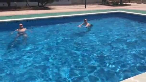 La-Pineda, España, 25 de junio de 2019: Un hombre nadando en una piscina de agua — Vídeos de Stock