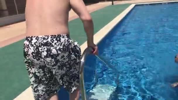 La-Pineda, Espanha, 25 de junho de 2019: Uma pessoa em uma piscina de água — Vídeo de Stock