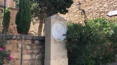 Montblanc, İspanya Tuğla bir binanın önündeki ağaç