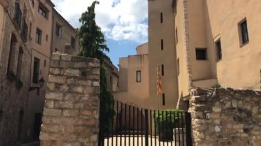 Montblanc, İspanya, Büyük tuğla bir bina