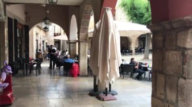 Montblanc, İspanya, bir grup insan bir binanın önünde duruyor.