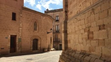 Montblanc, İspanya, Büyük tuğla bir bina