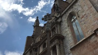 Montblanc, İspanya, tuğla bir binanın önündeki saat kulesi