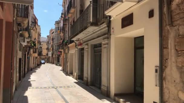 Montblanc, España, Una calle de ciudad estrecha — Vídeo de stock