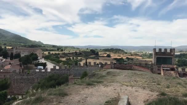 Montblanc, España, Un castillo en la cima de un campo de tierra — Vídeos de Stock