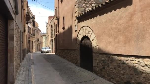 Montblanc, Ισπανία, ένα πέτρινο κτίριο που έχει μια πινακίδα σε ένα πλίνθινο πεζοδρόμιο — Αρχείο Βίντεο